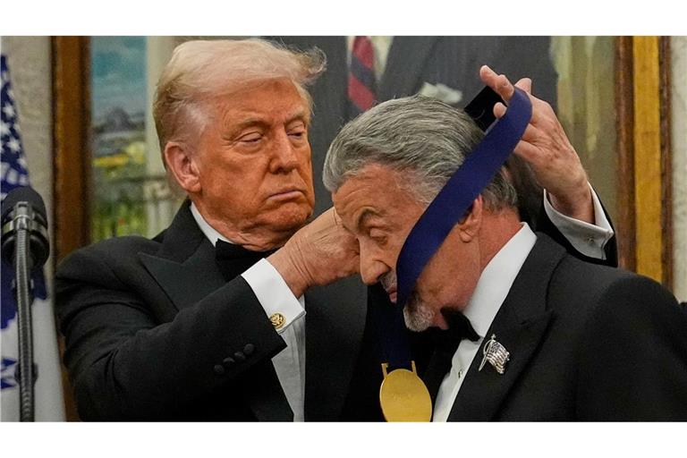 US-Präsident Donald Trump hängt der Actionfilm-Ikone Sylvester Stallone eine Medaille um.