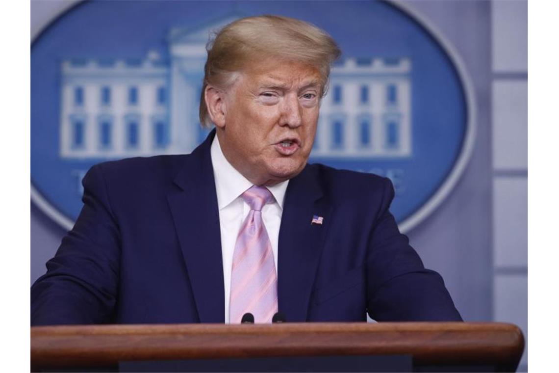 Trump schwört USA auf harte Zeiten ein US-Präsident Donald Trump hat die Vereinigten Staaten angesichts steigender Opferzahlen der Coronavirus-Epidemie auf harte Zeiten eingeschworen. Foto: Patrick Semansky/AP/dpa