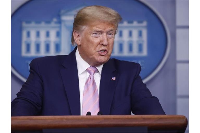 US-Präsident Donald Trump hat die Vereinigten Staaten angesichts steigender Opferzahlen der Coronavirus-Epidemie auf harte Zeiten eingeschworen. Foto: Patrick Semansky/AP/dpa
