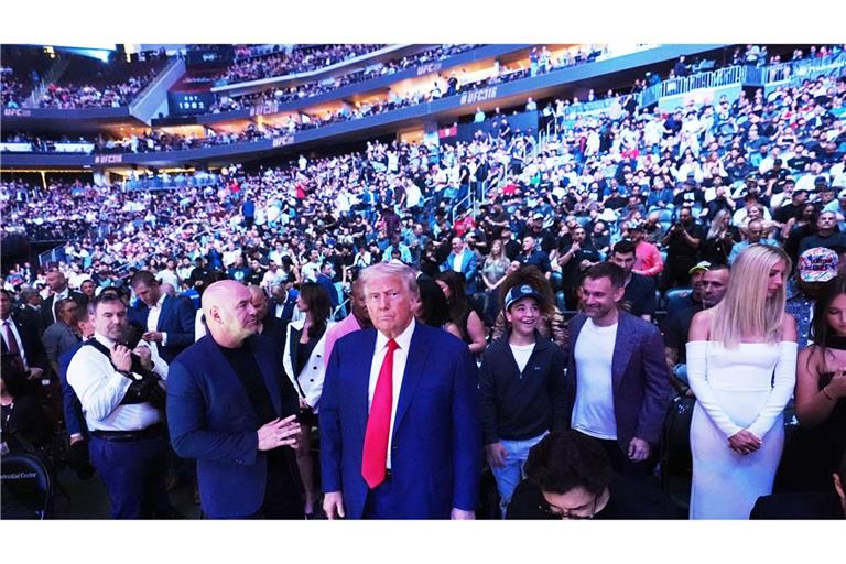 US-Präsident Donald Trump - hier mit UFC-Boss Dana White - gilt als Mixed-Martial-Arts-Fan. Athleten des Kampfsports sollen nun FBI-Mitarbeiter trainieren. (Archivbild)
