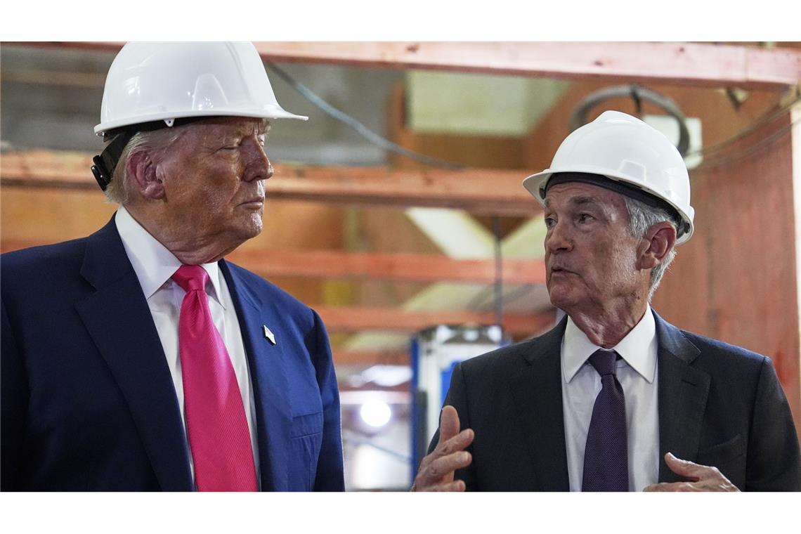 Von Biden ernanntes Vorstandsmitglied geht US-Präsident Donald Trump hört zu, als der US-Notenbank-Chef Jerome Powell, während eines Besuchs bei der Federal Reserve spricht.
