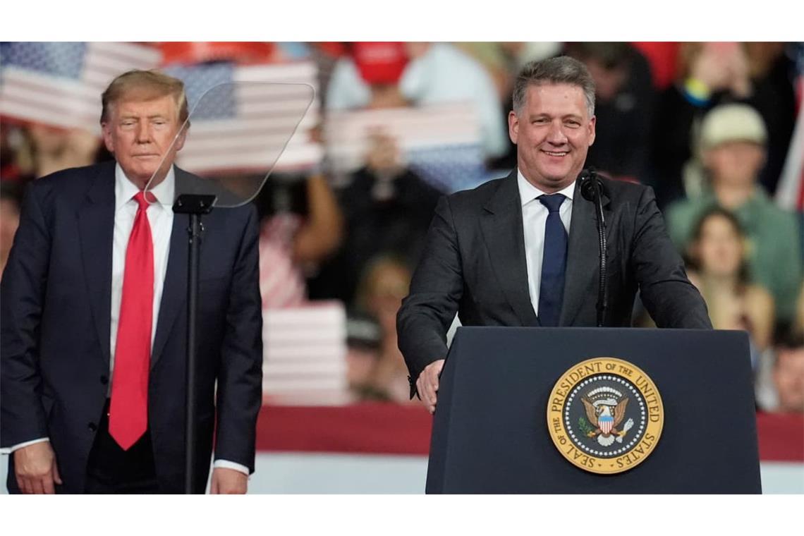 US-Präsident Donald Trump hört zu, während Gernot Döllner, Vorstandsvorsitzender der Audi AG, bei einer Wahlkampfveranstaltung im Guardian Centers of Georgia spricht.