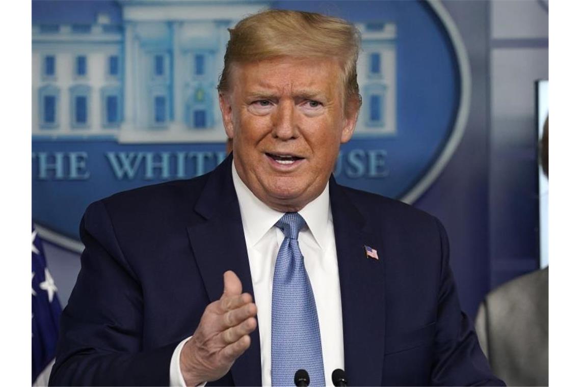 Trump: Gruppen mit mehr als zehn Menschen meiden US-Präsident Donald Trump ist mit seiner Krisenarbeit zufrieden. Foto: Evan Vucci/AP/dpa