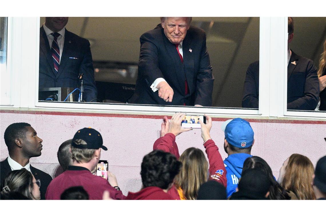 US-Präsident Donald Trump kam etwas verspätet im Stadion an.