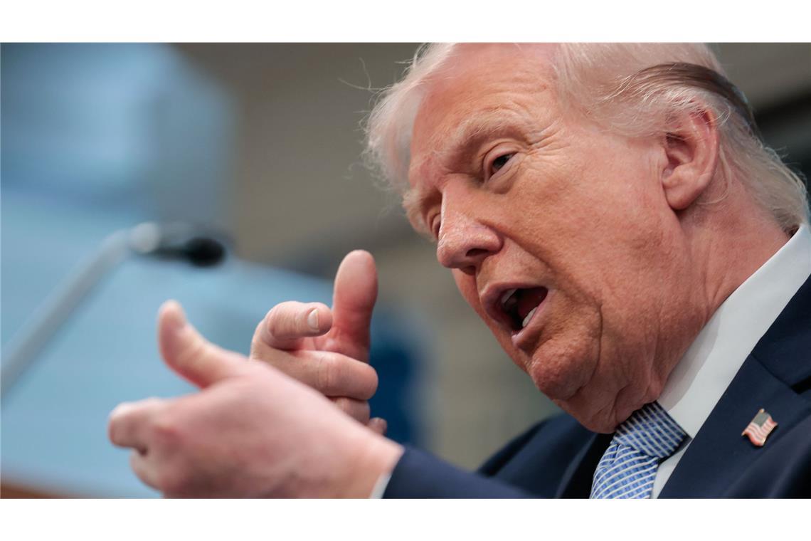 US-Präsident Donald Trump kündigt einen Käfig-Kampf zu seinem Geburtstag an.