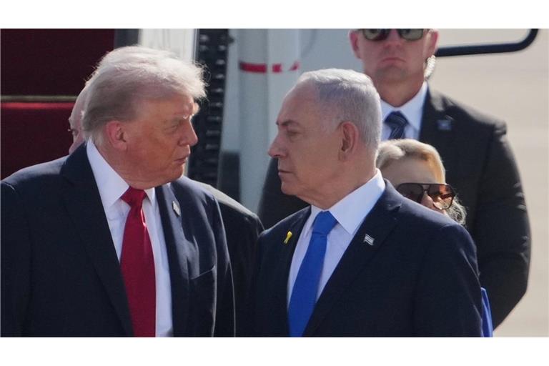 US-Präsident Donald Trump  (l) spricht mit Israels Ministerpräsident Benjamin Netanjahu.