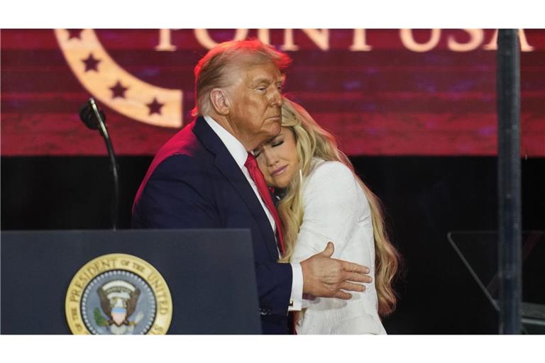 US-Präsident Donald Trump (l) umarmt Erika Kirk bei der Trauerfeier für ihren Mann, den konservativen Aktivisten Charlie Kirk, im State Farm Stadium.
