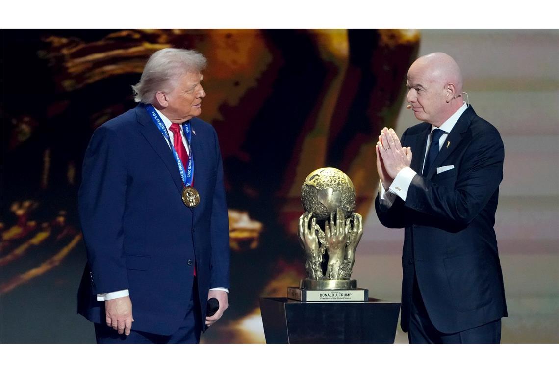 US-Präsident Donald Trump (l) und FIFA-Chef Gianni Infantino verstehen sich gut. (Archivbild)