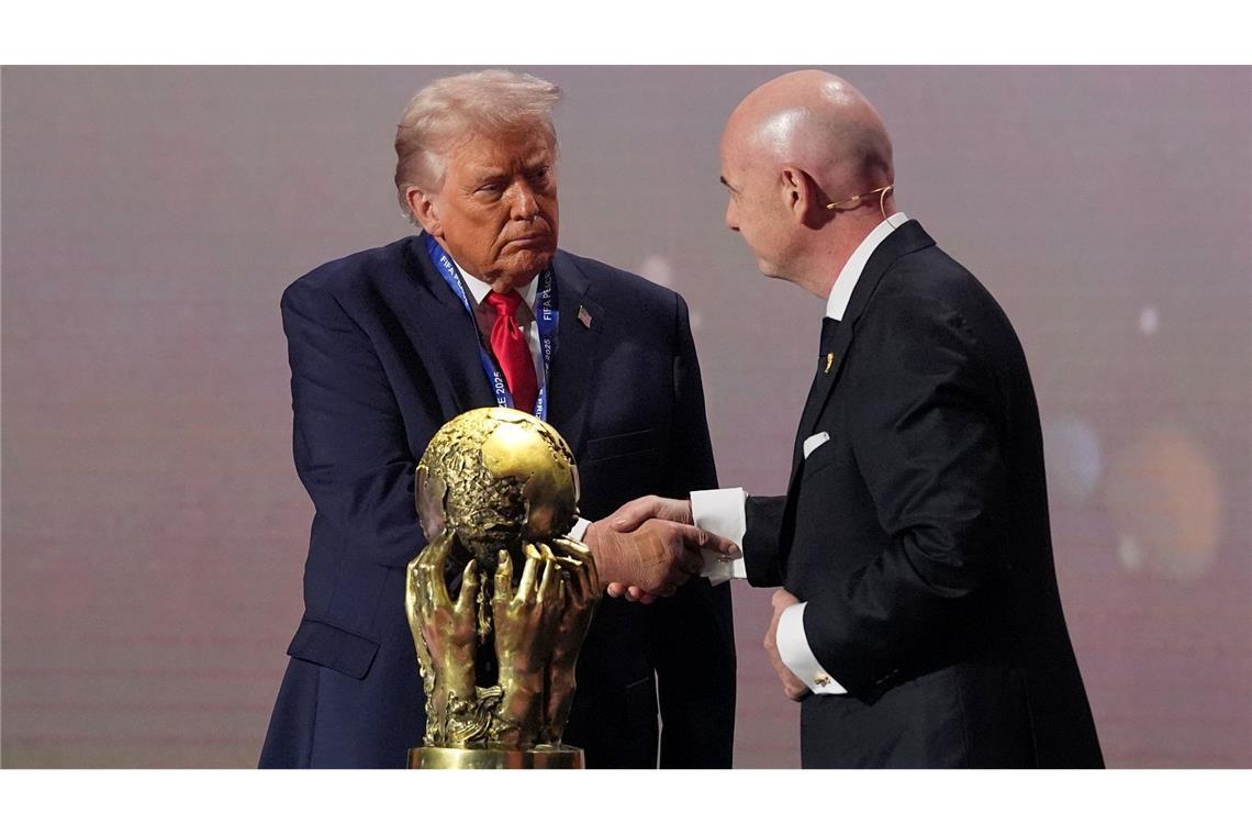 US-Präsident Donald Trump (l) und FIFA-Präsident Gianni Infantino beim Handshake. (Archivbild)