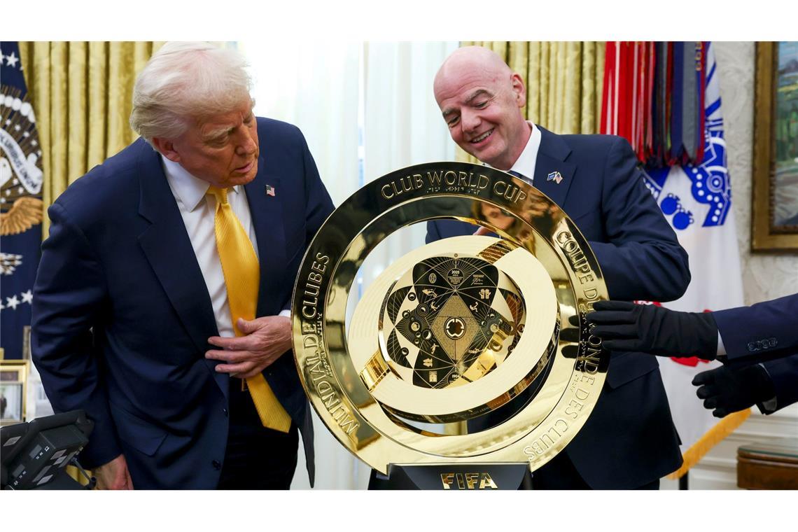 Das Finale der Club-WM als Show-Act mit Trump US-Präsident Donald Trump (l) und FIFA-Präsident Gianni Infantino mit der goldenen WM-Trophäe im Oval Office des Weißen Hauses.