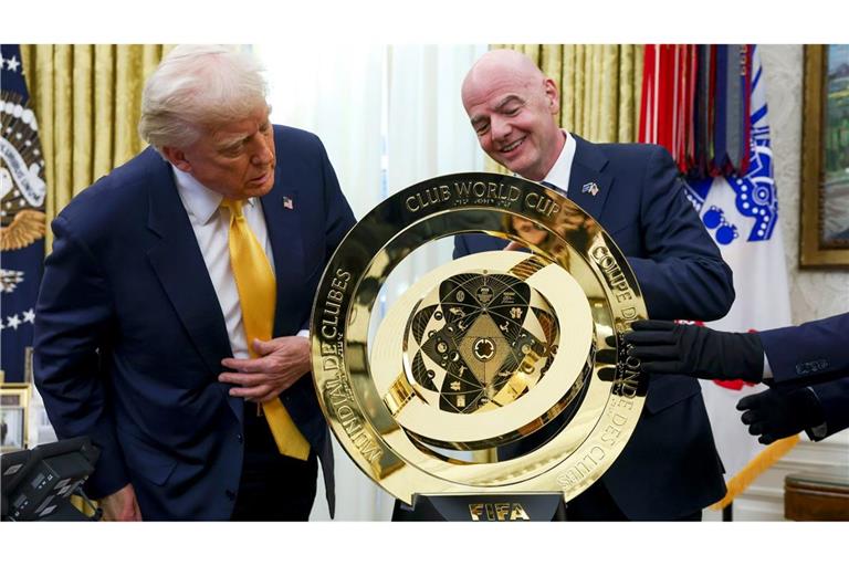 US-Präsident Donald Trump (l) und FIFA-Präsident Gianni Infantino mit der goldenen WM-Trophäe im Oval Office des Weißen Hauses.