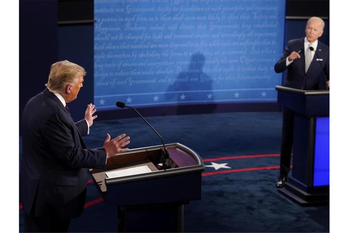 US-Präsident Donald Trump (l) und Herausforderer Joe Biden liefern sich einen Schlagabtausch. Foto: Morry Gash/AP Pool/dpa