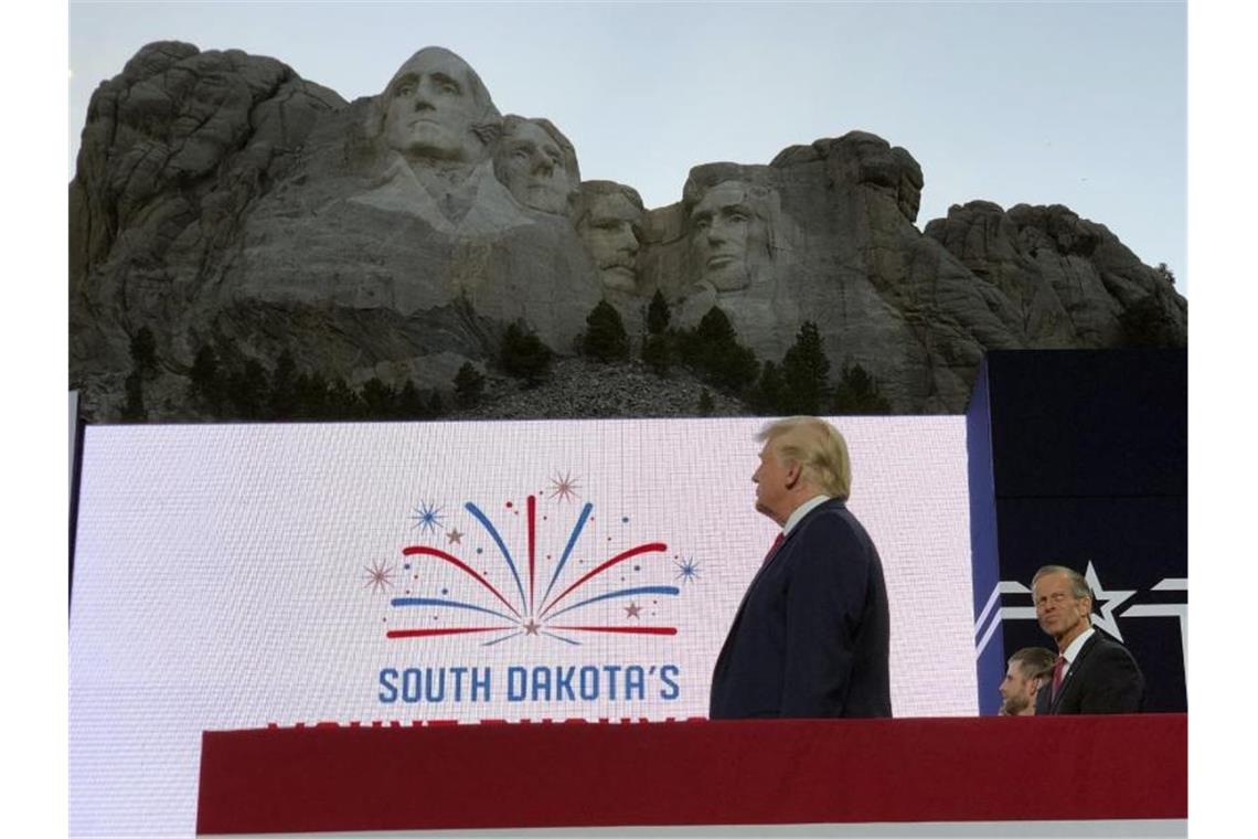US-Präsident Donald Trump läutet die Feierlichkeiten zum Unabhängigkeitstag ein. Foto: Alex Brandon/AP/dpa