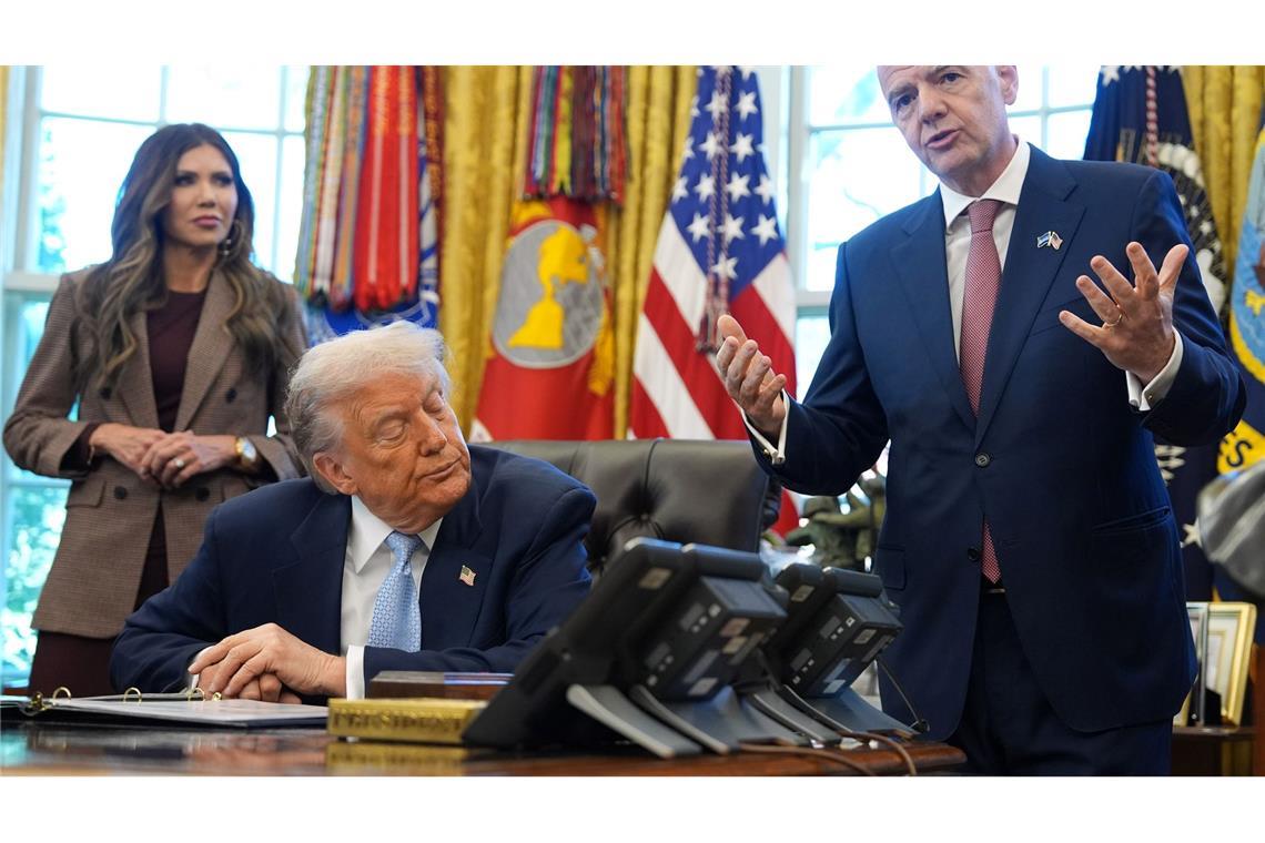 US-Präsident Donald Trump (M) droht mit Spielverlegungen, FIFA-Präsident Gianni Infantino gibt sich zurückhaltend.