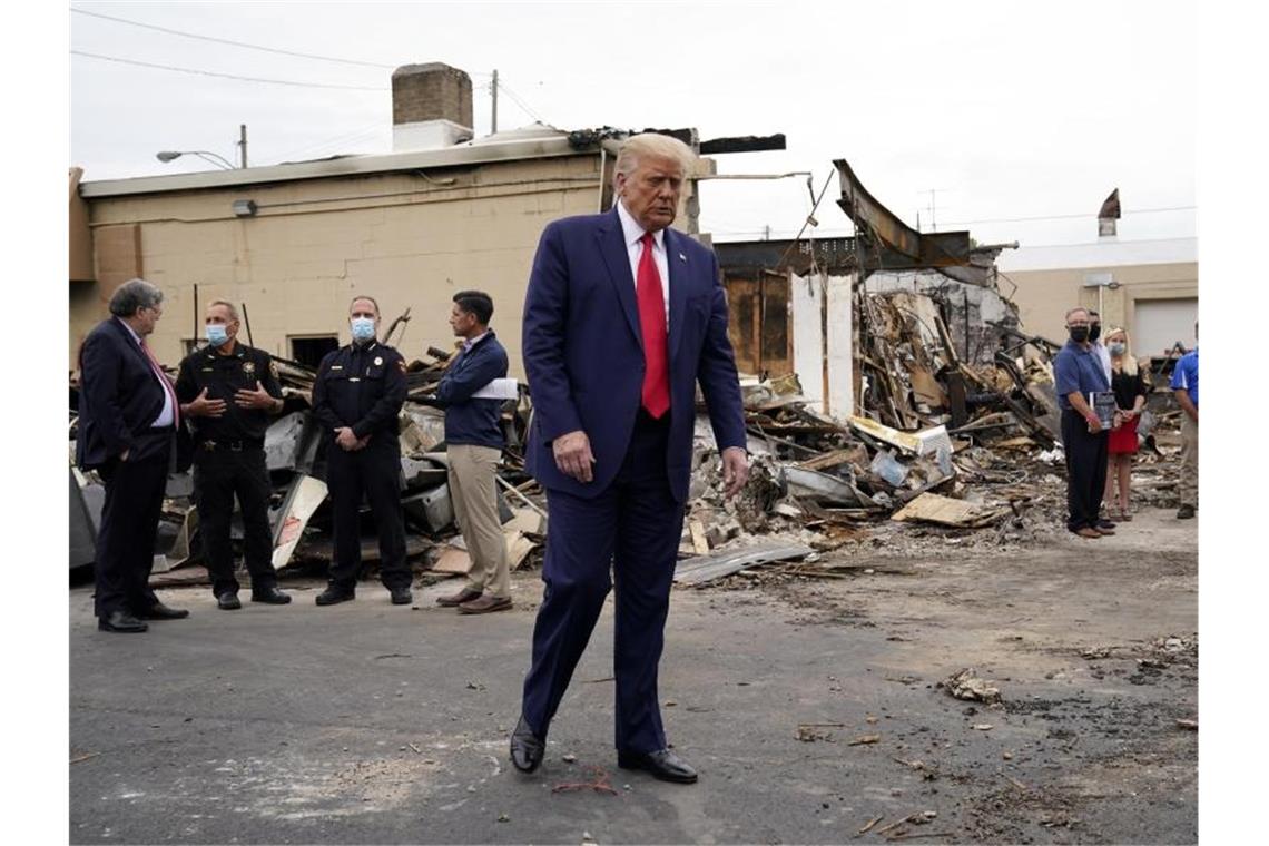 Trump in Kenosha: Schauplatz anti-amerikanischer Proteste US-Präsident Donald Trump (M) ist nach Kenosha im US-Bundesstaat Wisconsin gereist. Foto: Evan Vucci/AP/dpa