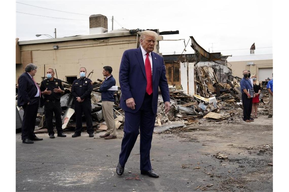 US-Präsident Donald Trump (M) ist nach Kenosha im US-Bundesstaat Wisconsin gereist. Foto: Evan Vucci/AP/dpa