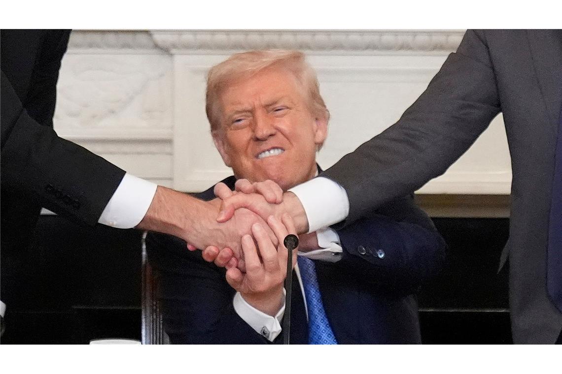 Bilder des Tages US-Präsident Donald Trump (M) schüttelt die Hände von Armeniens Ministerpräsident Paschinjan (r) und Aserbaidschans Präsident Aliyev während einer trilateralen Unterzeichnungszeremonie im State Dining Room des Weißen Hauses.
