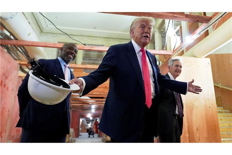 US-Präsident Donald Trump (M) sorgt bei Zentralbank-Chef Jerome Powell (r) für Kopfschütteln. (Archivbild)