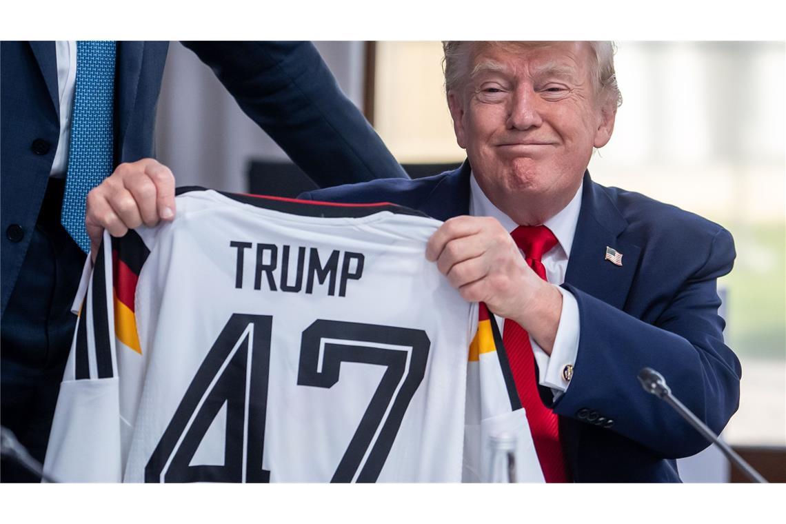 US-Präsident Donald Trump mit dem DFB-Trikot.