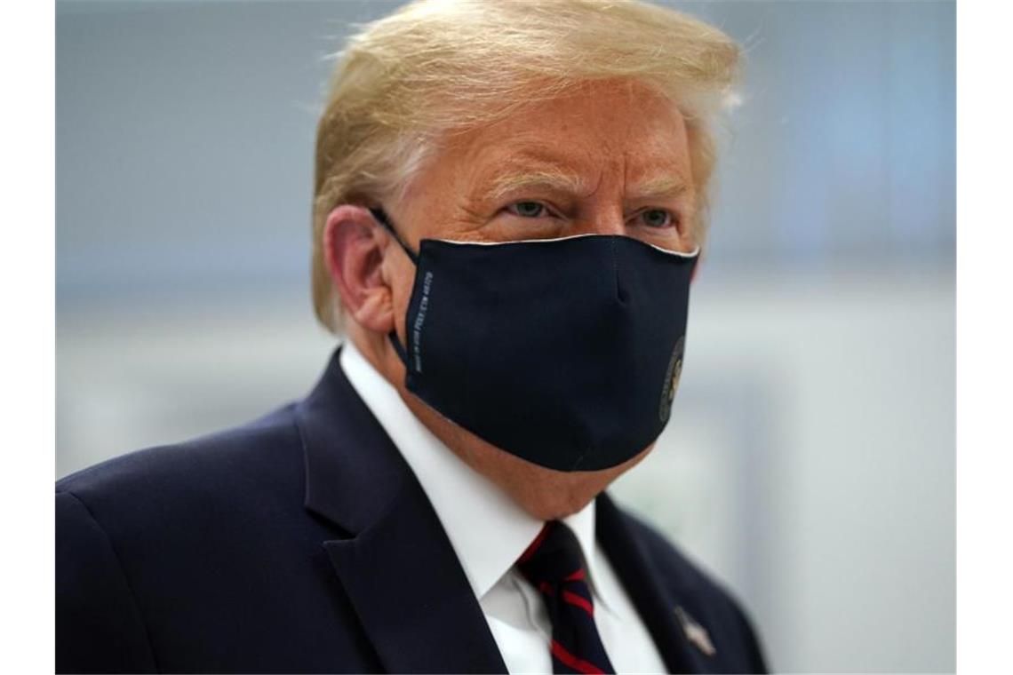 US-Präsident Donald Trump mit einer Mund-Nasen-Schutzmaske. Foto: Evan Vucci/AP/dpa