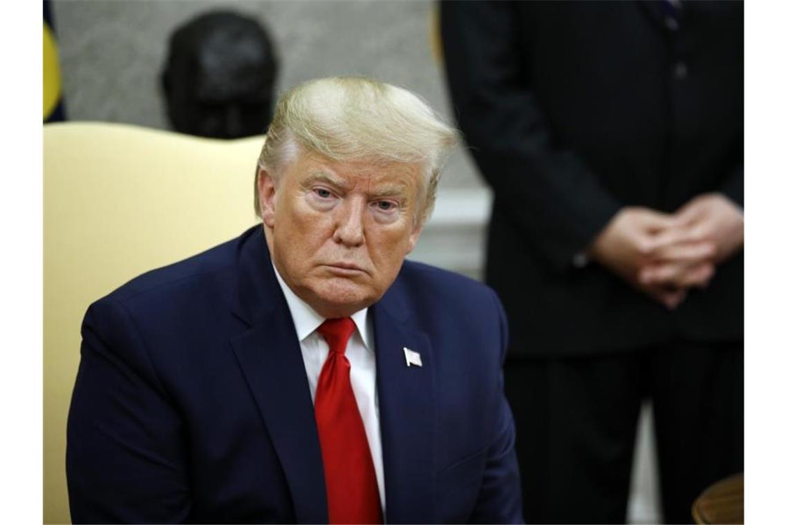 Neue Zeugenaussagen bringen Donald Trump in Erklärungsnot US-Präsident Donald Trump Mitte der Woche im Oval Office des Weißen Hauses. Foto: Patrick Semansky/AP/dpa