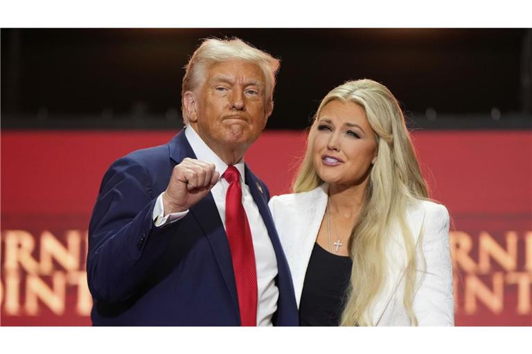 US-Präsident Donald Trump neben Erika Kirk bei der Trauerfeier für ihren Mann, den konservativen Aktivisten Charlie Kirk, im State Farm Stadium.