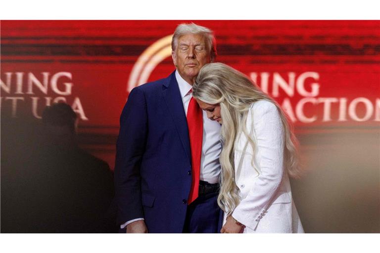 US-Präsident Donald Trump neben Erika Kirk bei der Trauerfeier für ihren Mann, den konservativen Aktivisten Charlie Kirk, im State Farm Stadium.