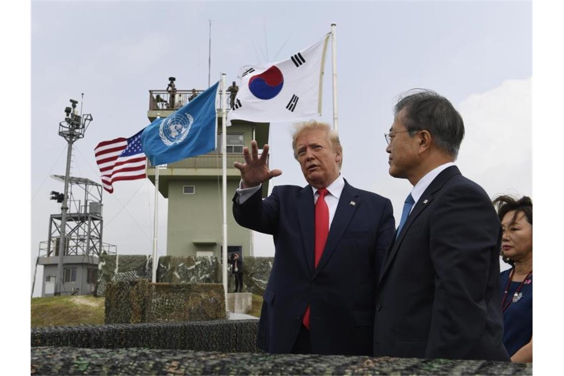 Trump betritt als erster US-Präsident den Boden Nordkoreas US-Präsident Donald Trump neben Südkoreas Präsident Moon Jae-in an der entmilitarisierten Zone. Foto: Susan Walsh/AP