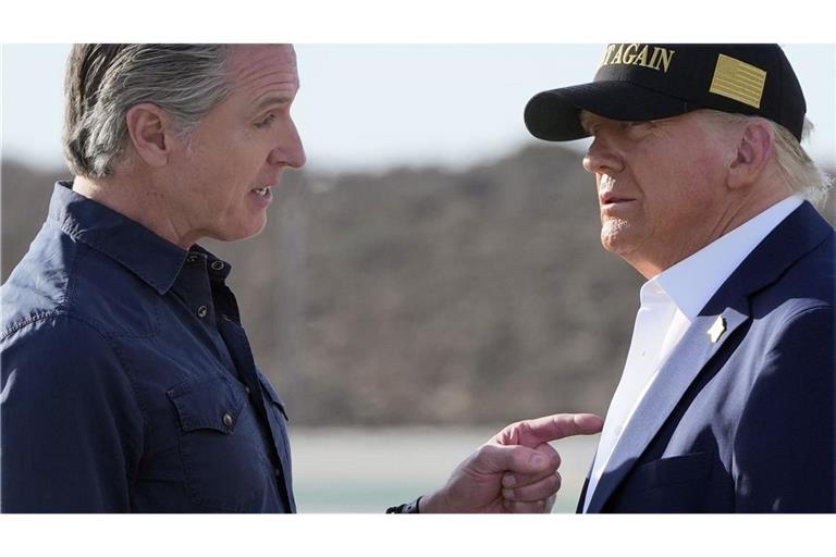 US-Präsident Donald Trump (r)  mit dem kalifornischen Gouverneur Gavin Newsom. In Los Angeles reagiert Kaliforniens Regierung mit Widerstand auf das harte Vorgehen der US-Regierung (Archivfoto).