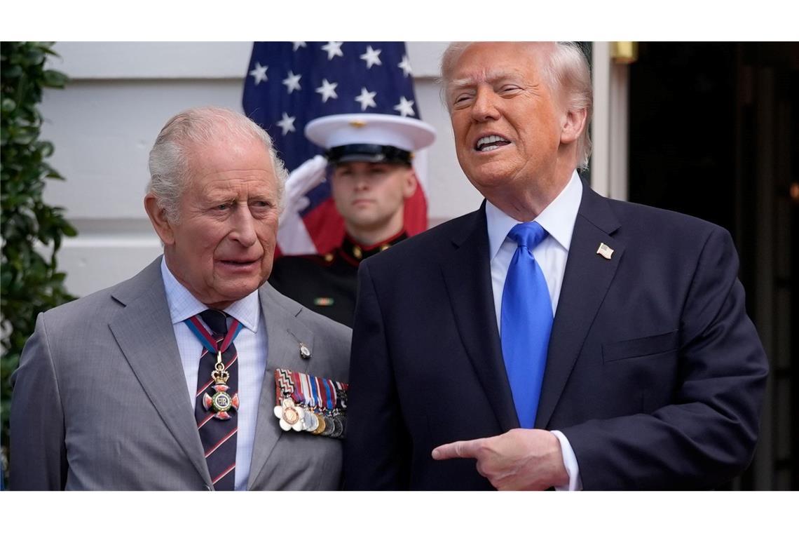 US-Präsident Donald Trump (r) spricht neben dem britischen König Charles III. während einer Verabschiedungszeremonie auf dem Südrasen des Weißen Hauses.