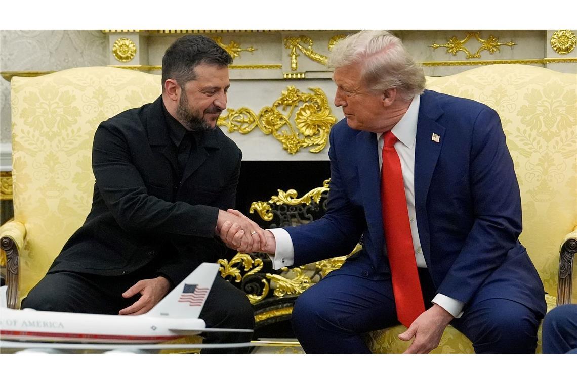 US-Präsident Donald Trump (r) trifft sich mit Wolodymyr Selenskyj, Präsident der Ukraine, im Oval Office im Weißen Haus.