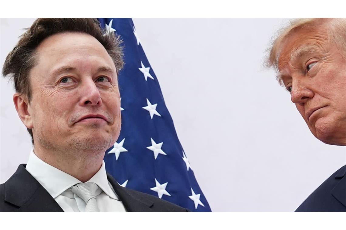 US-Präsident Donald Trump (r) überreicht Elon Musk im US Institute of Peace die National Medal of Science.