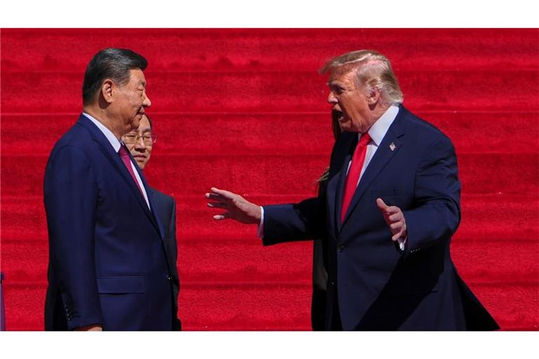 US-Präsident Donald Trump (r) unterhält sich auf den Stufen des National Archives Museum mit dem chinesischen Präsidenten Xi Jinping.