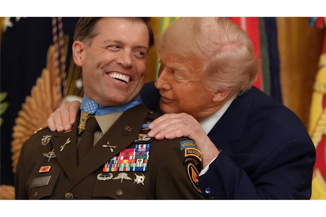 US-Präsident Donald Trump (r) verleiht dem pensionierten Major der Armee Nicholas Dockery im East Room des Weißen Hauses die Ehrenmedaille.