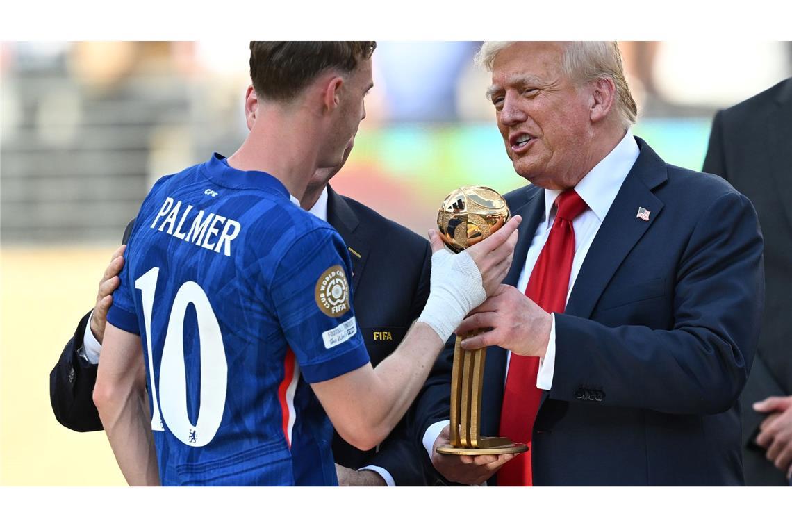Trump irritiert Chelseas Champions auf dem Siegerpodest US-Präsident Donald Trump (r) zeichnet Chelseas Matchwinner Cole Palmer als besten Spieler des Turniers aus.