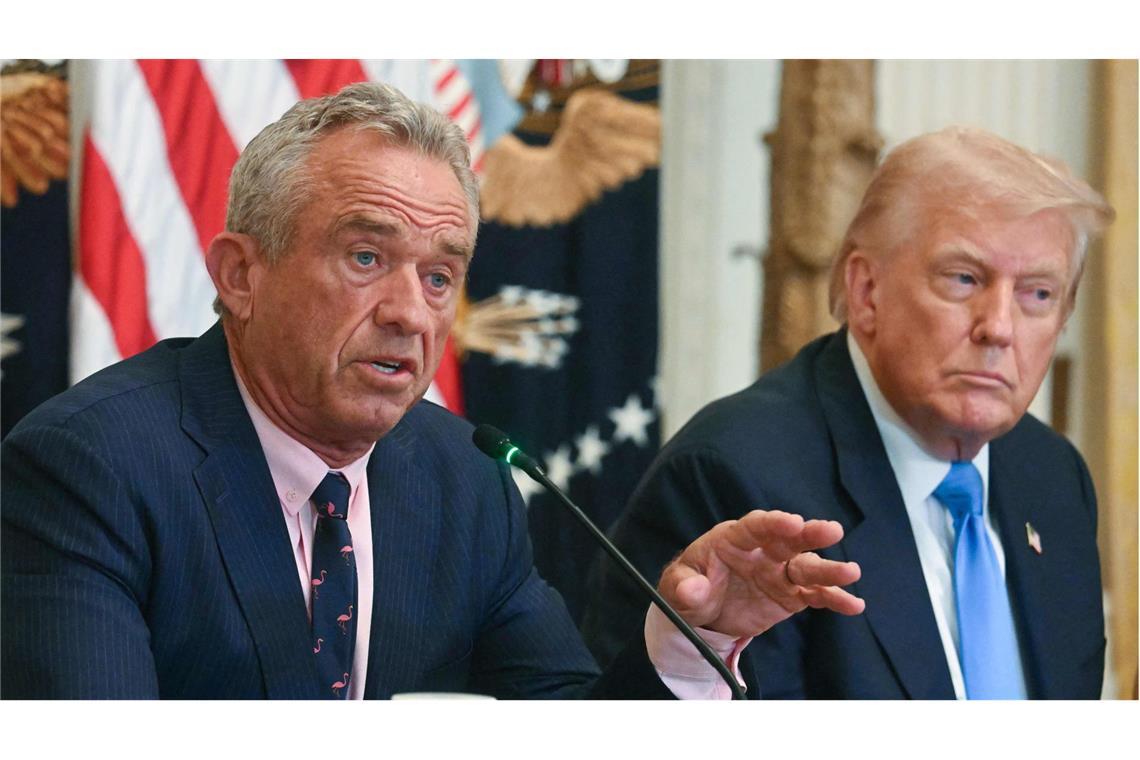 Die USA schwächen sich selbst US-Präsident Donald Trump (re.) und sein Gesundheitsminister Robert F. Kennedy führen einen Feldzug gegen die unabhängige Wissenschaft und Forschung der USA.