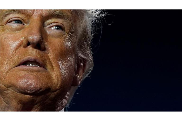US-Präsident Donald Trump reist unter großem Druck nach Schottland.