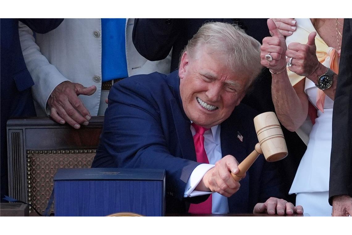 Bilder des Tages US-Präsident Donald Trump schlägt mit dem Hammer, nachdem er sein Gesetz über Steuererleichterungen und Ausgabenkürzungen vor dem Weißen Haus unterzeichnet hat. Der sogenannte "One Big Beautiful Bill Act".