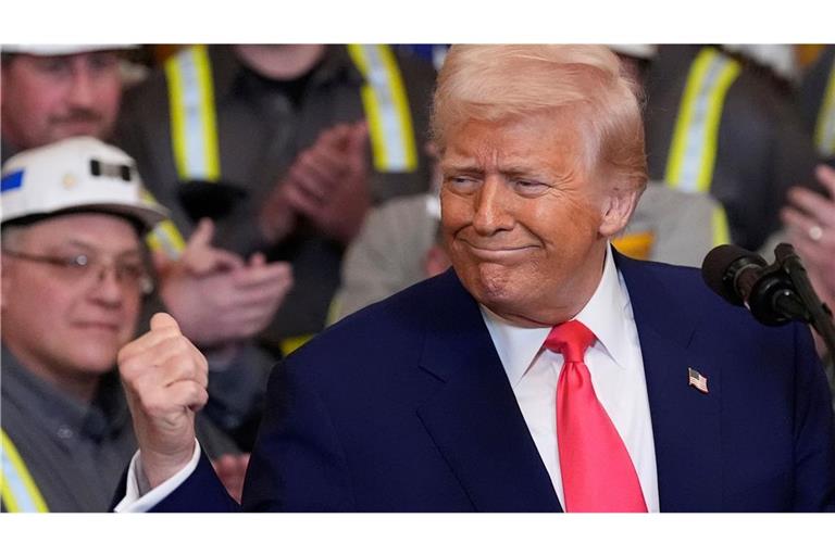 US-Präsident Donald Trump schrieb auf der Plattform Truth Social, er erhöhe den Zollsatz auf Einfuhren aus China mit sofortiger Wirkung auf 125 Prozent. (Archivbild)