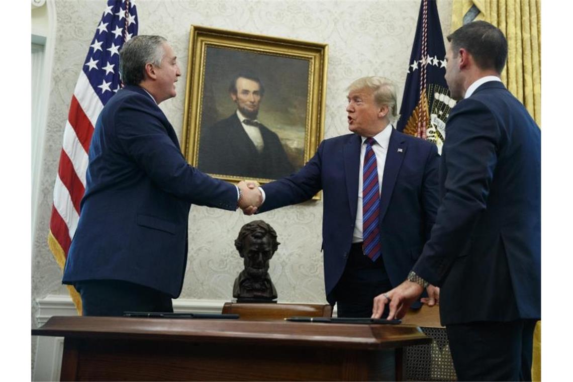 USA und Guatemala unterzeichnen Migrationsabkommen US-Präsident Donald Trump schüttelt die Hand von Enrique Degenhart, Innenminister von Guatemala. Foto: Carolyn Kaster/AP