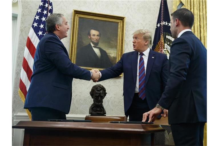 US-Präsident Donald Trump schüttelt die Hand von Enrique Degenhart, Innenminister von Guatemala. Foto: Carolyn Kaster/AP