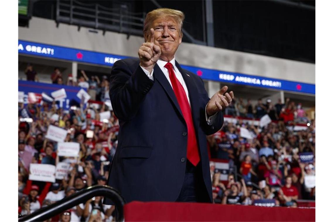 Trump greift zu noch härteren Sanktionen gegen den Iran US-Präsident Donald Trump sieht die Verantwortung für die Drohnenangriffe auf saudische Ölanlagen ganz klar beim Iran. Foto: Evan Vucci/AP