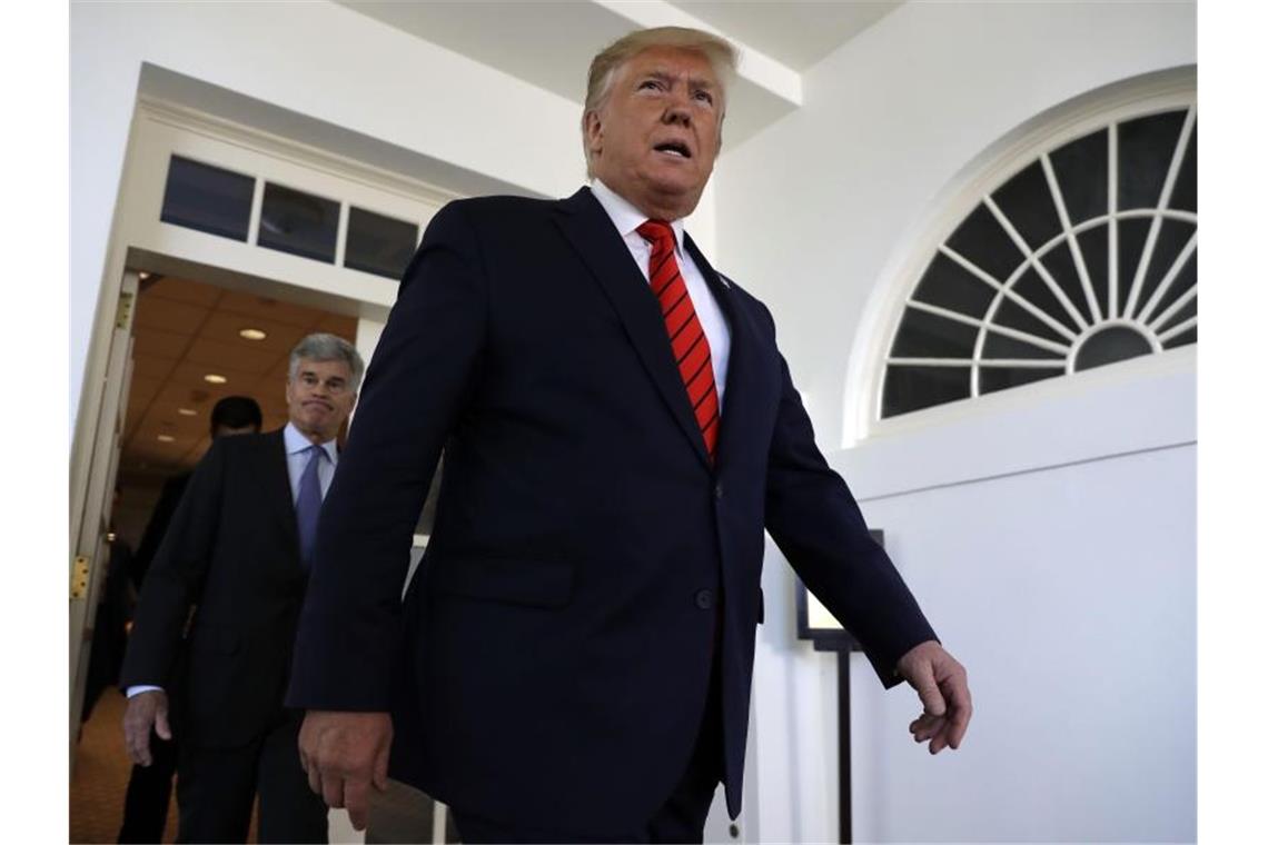 Trump über Nancy Pelosi: „Sie ist eine sehr kranke Person!“ US-Präsident Donald Trump soll erneut Nancy Pelosi heftig beleidigt haben. Foto: Evan Vucci/AP/dpa