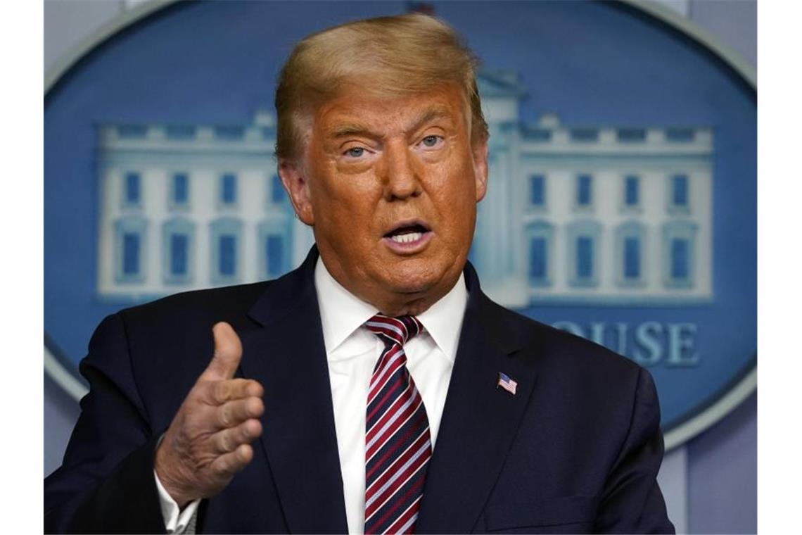Cyberangriff: Trump nimmt Russland in Schutz US-Präsident Donald Trump spielt den Cyberangriff auf Regierungseinrichtungen herunter. Foto: Evan Vucci/AP/dpa