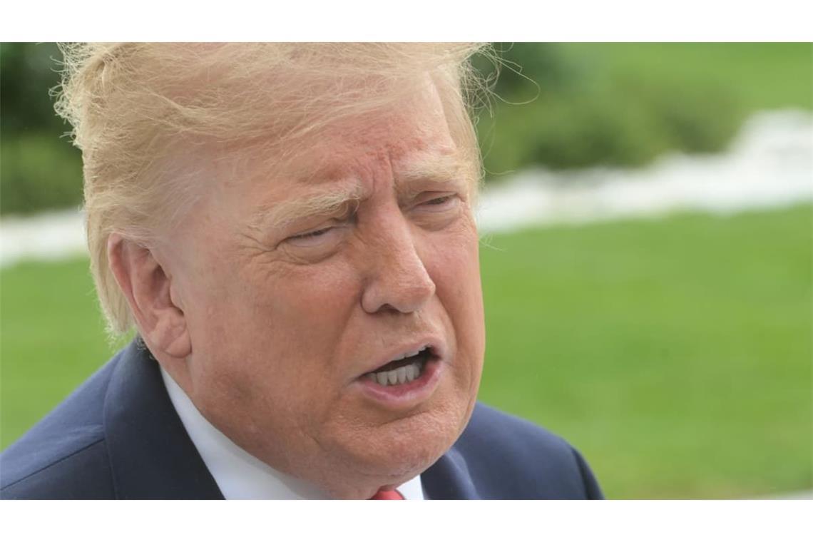 US-Präsident Donald Trump spricht auf dem Südrasen des Weißen Hauses mit Journalisten, bevor er an Bord der «Marine One» geht.