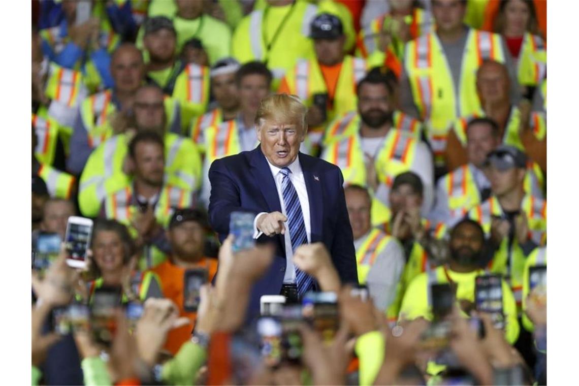 Klagen gegen Trumps Kohlepolitik US-Präsident Donald Trump spricht auf der Ethylen-Cracker-Anlage von Shell in Pennsylvania. Kritiker behaupten, dass die Anlage der größte Luftverschmutzer im Westen des US-Bundesstaats sein wird. Foto: Keith Srakocic/AP
