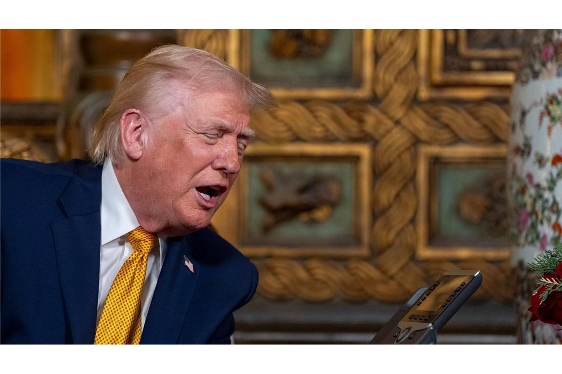 US-Präsident Donald Trump spricht bei einem Telefonat.