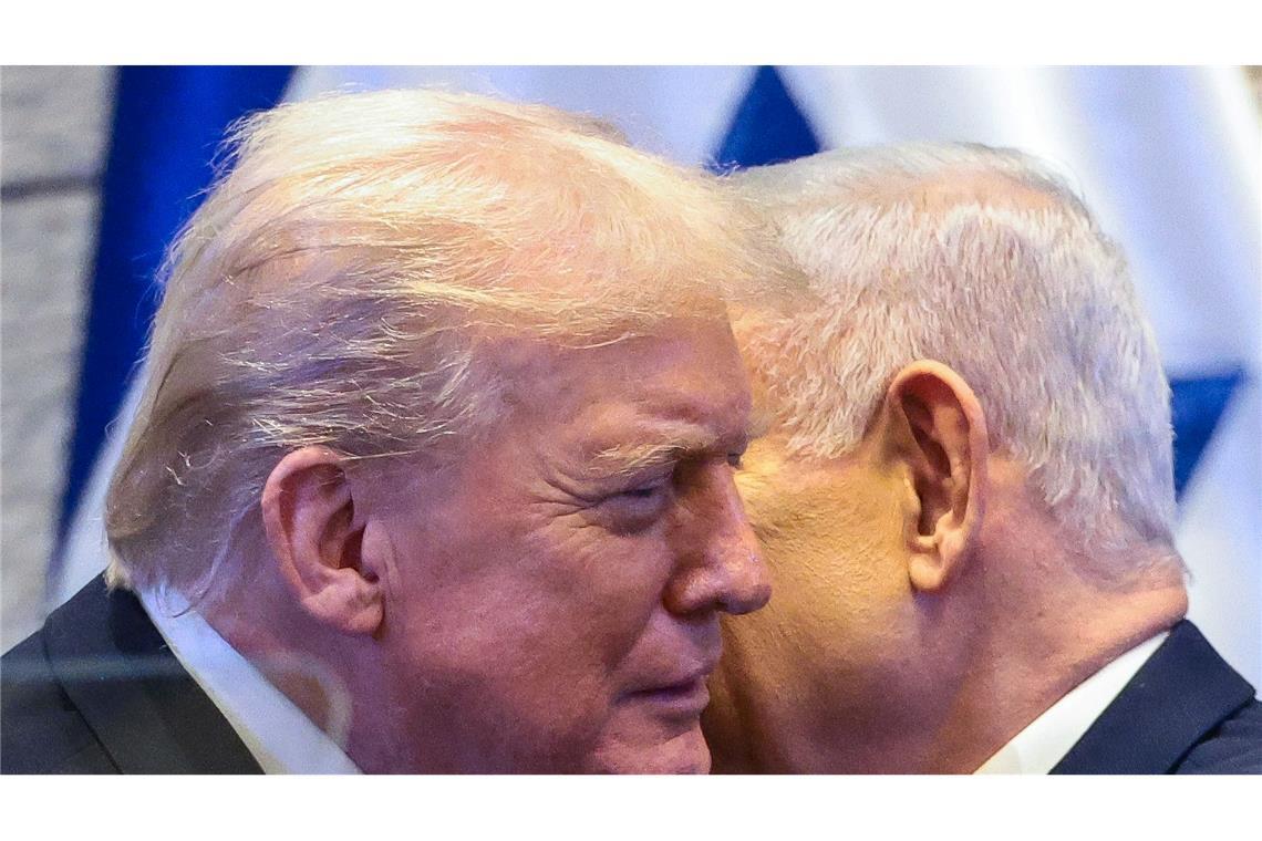 US-Präsident Donald Trump spricht bei seinem Besuch in Israels Parlament mit dem Ministerpräsidenten Benjamin Netanjahu. (Archivbild)