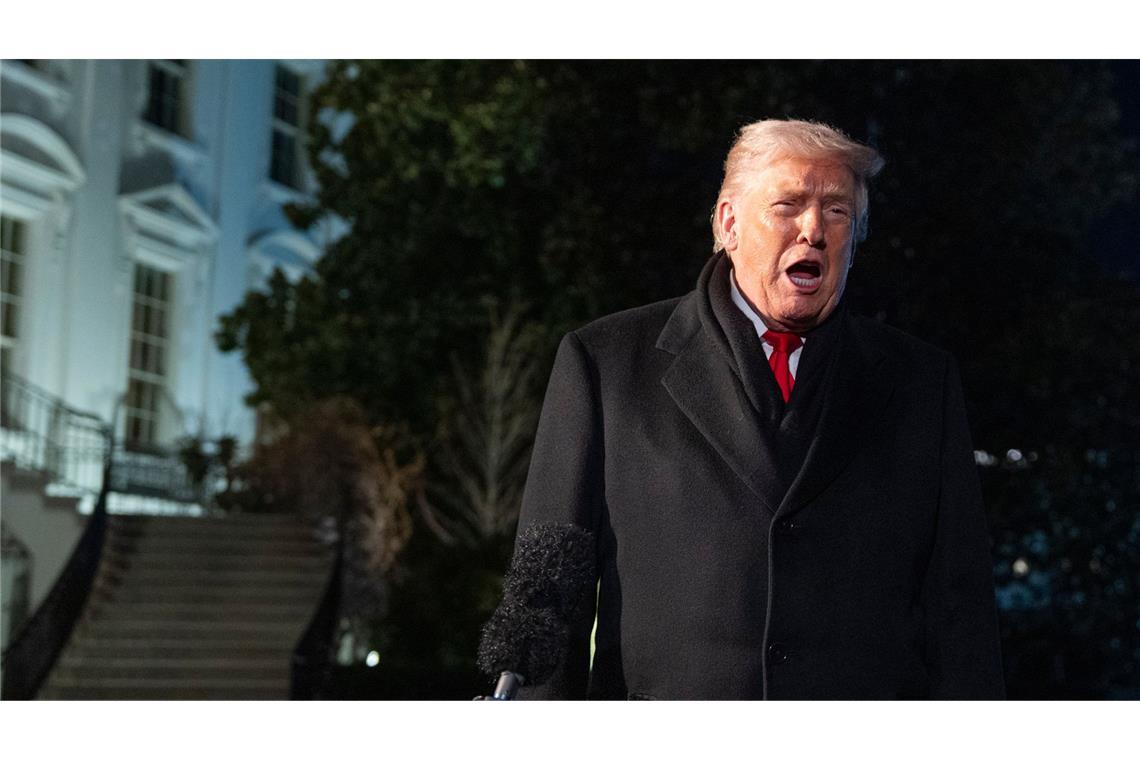 US-Präsident Donald Trump spricht, bevor er mit Marine One vom South Lawn des Weißen Hauses abfliegt.