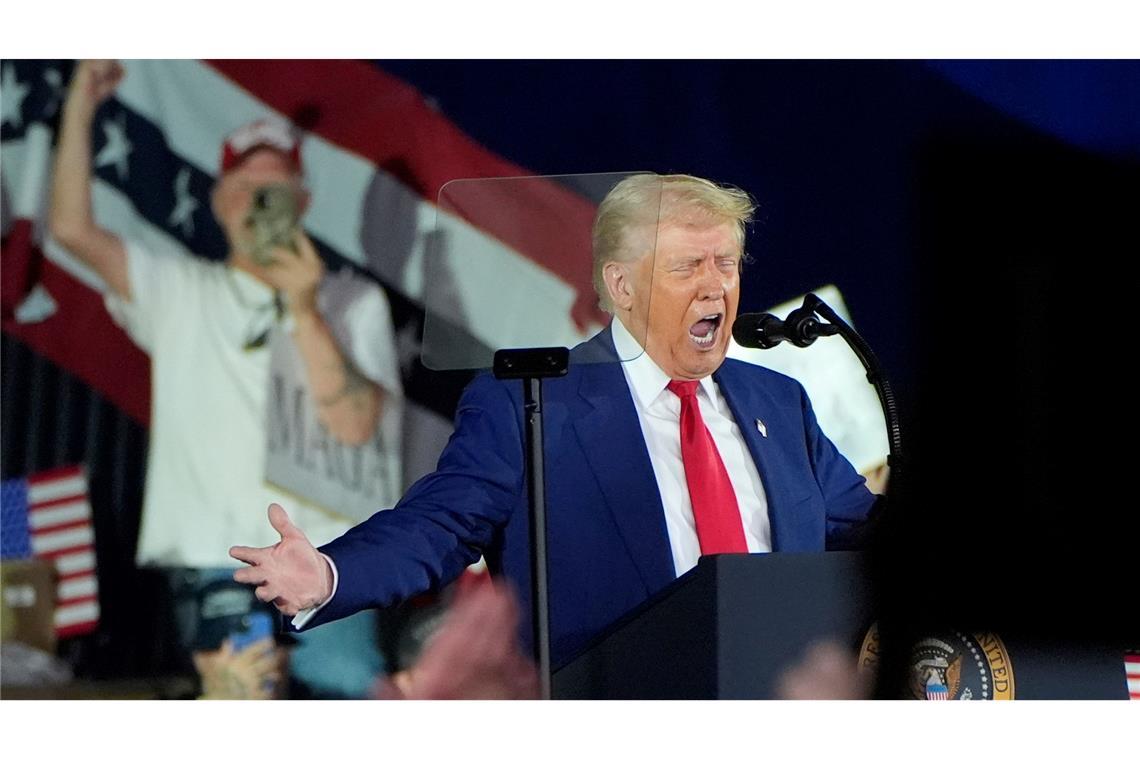 Bilder des Tages US-Präsident Donald Trump spricht im Macomb County Community College Sports Expo Center über seine ersten 100 Tage im Amt.
